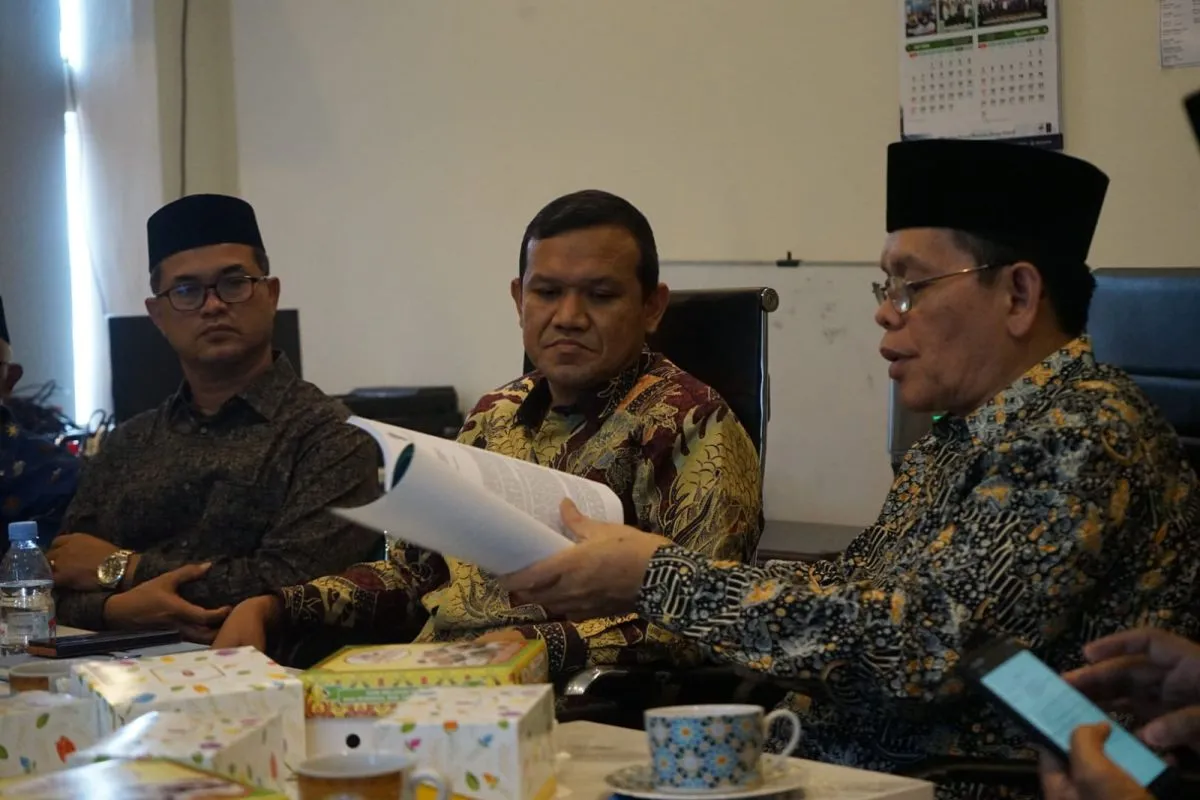 Wakil Gubernur Aceh, Fadhlullah saat berbincang dengan Sekjen MUI, Buya Amirsyah saat bersilaturahmi dengan Sekjen MUI di kantor MUI Pusat, Jakarta Pusat, Rabu (23/7/2025). (Foto: Humas BPPA)