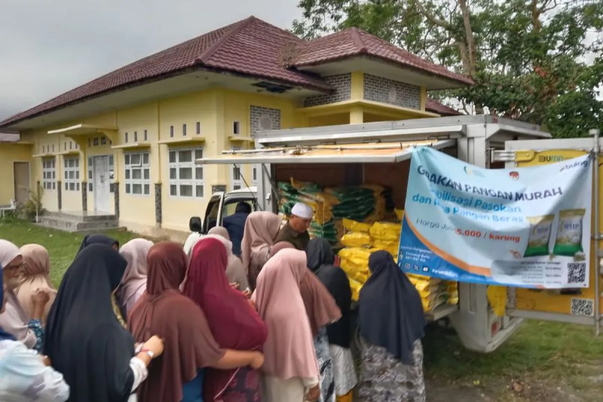 Warga sedang membeli beras di Gelar Pangan Murah Stabilisasi Pasokan dan Harga Pangan. (Foto: Dinas pangan ABES)