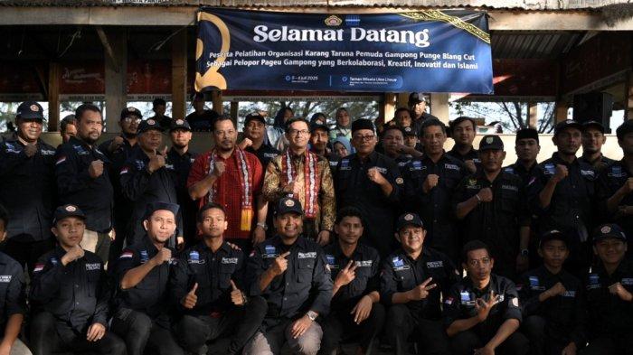 Ketua DPRK Banda Aceh, Irwansyah ST foto bersama dengan anggota Karang Taruna Gampong Punge Blang Cut, Kecamatan Jaya Baru, Banda Aceh usai menutup acara pelatihan yang dipusatkan di kawasan wisata Pantai Cermin Ulee Lheue, Minggu (6/7/2025) sore.  (Foto: DPRK Banda Aceh)