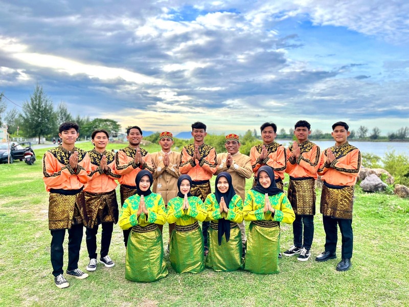 Para penari dan aneuk syahi Komunitas Saleum. (Foto: Dok Komunitas Saleum)