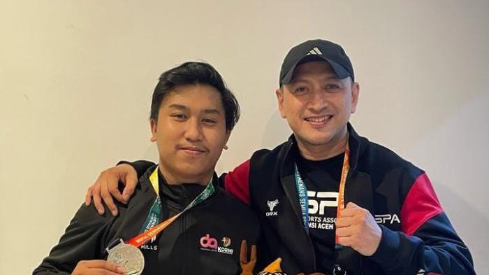 Atlet e-Football Mobile, Muhammad Putra Ramadhan (kiri) mengharumkan nama Aceh di panggung nasional usai meraih medali perak dalam ajang Festival Olahraga Rekreasi Nasional (Fornas) VIII 2025 berlangsung di Mataram, Nusa Tenggara Barat (NTB), Minggu (27/7/2025). (Foto: For Nukilan)