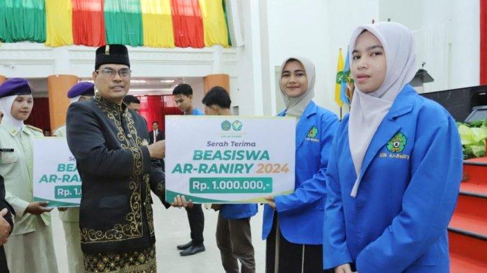 Islamic Trust Fund UIN Ar-Raniry Salurkan Rp 1,5 Miliar untuk Bantu UKT Mahasiswa. (Foto: Humas UINAR)
