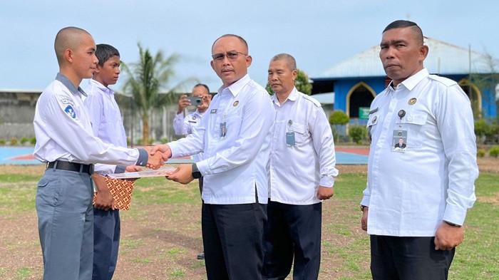 Kepala Kanwil Ditjenpas Aceh, Yan Rusmanto, memberikan SK Remisi Anak Nasional (RAN) secara simbolis pada Upacara khusus di Lembaga Pembinaan Khusus Anak (LPKA) Banda Aceh, dalam rangka memperingati Hari Anak Nasional (HAN) ke-41, Rabu (23/7/2025). (Foto: SerambiNews)