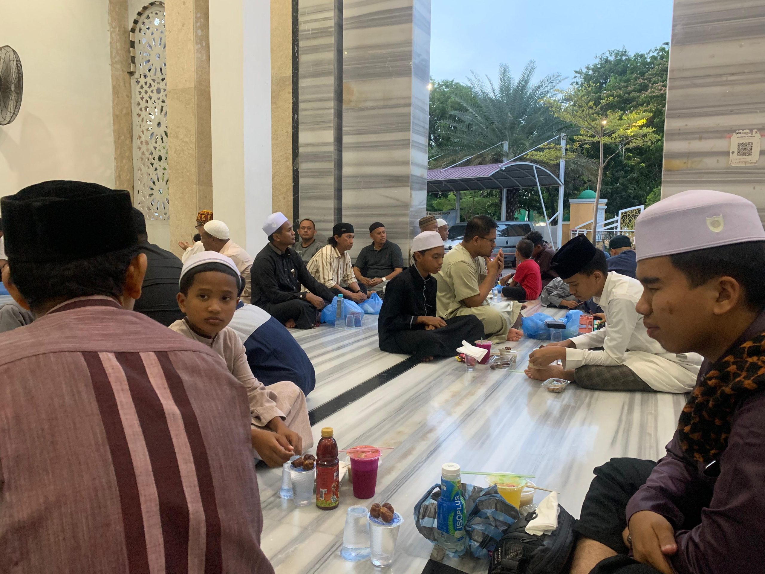 Masjid Oman Al-Makmur Banda Aceh menggelar kegiatan buka puasa sunnah Tasua bersama jemaah pada Sabtu (5/7/2025) sore. (Foto: Nukilan)