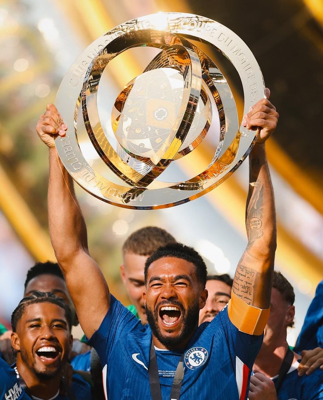 Kapten Klub Sepakbola Chelsea, Reece James saat mengangkat trofi Piala Dunia Antarklub. (Foto: Instagram)