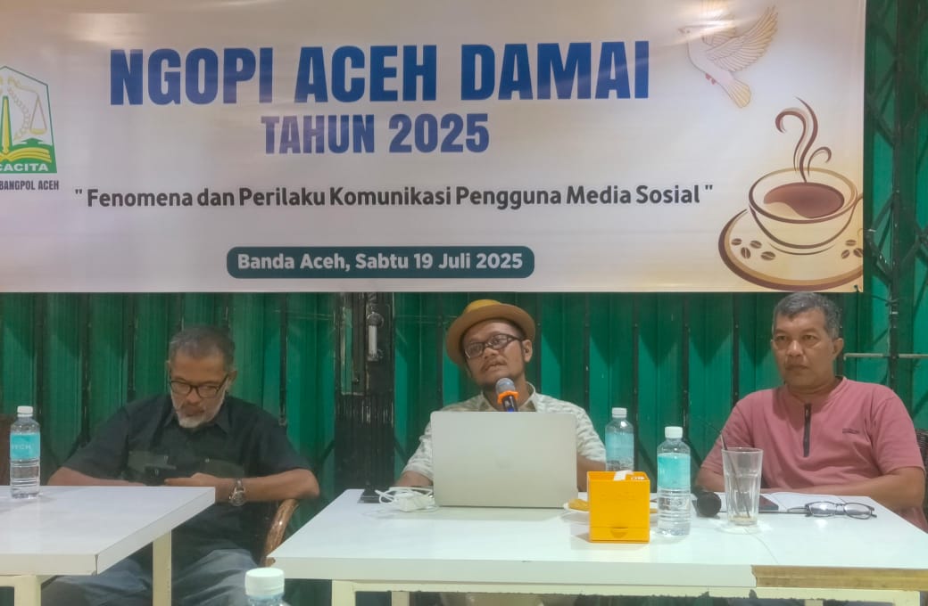Aryos Nivada (tengah) dalam kegiatan diskusi publik. (Foto: Nukilan/Rezi)