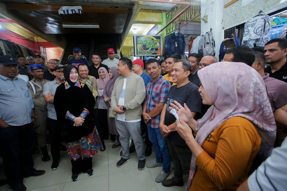 Wali Kota Banda Aceh Illiza Sa’aduddin Djamal meninjau langsung lokasi pasar pada Minggu (20/7/2025), sekaligus berdialog dengan para pedagang. (Foto: Humas BNA)
