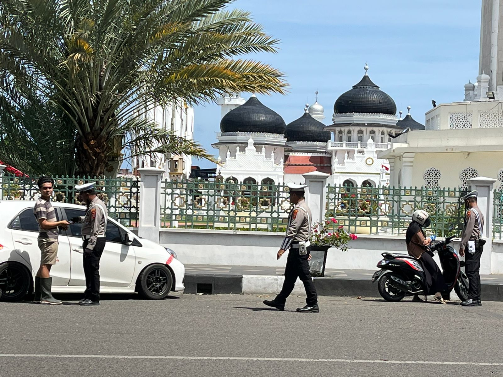 Operasi Patuh Seulawah di depan Masjid Raya Baiturrahman Banda Aceh, pada Selasa 22 Juli 2025. (Foto: Nukilan/Rezi)