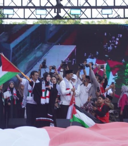 Ribuan Warga Banda Aceh Kibarkan Bendera Raksasa Indonesia-Palestina. (Foto: Nukilan)
