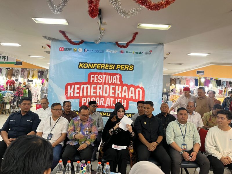 Wali Kota Banda Aceh, Illiza Sa'aduddin Djamal saat konferensi pers kegiatan Festival Kemerdekaan Pasar Aceh, pada Kamis 31 Juli 2025. (Foto: Nukilan/Rezi)