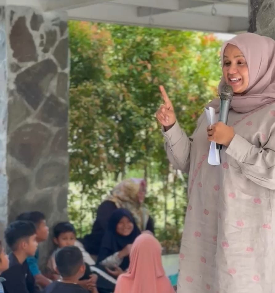 Direktur sekaligus Pendiri Yayasan Jeumpa Puteh, Mellani Subarni, menggelar kegiatan bertajuk "Generasi Ceria, Generasi Berbudaya" di Sibreh, Aceh Besar. (Foto: For Nukilan)
