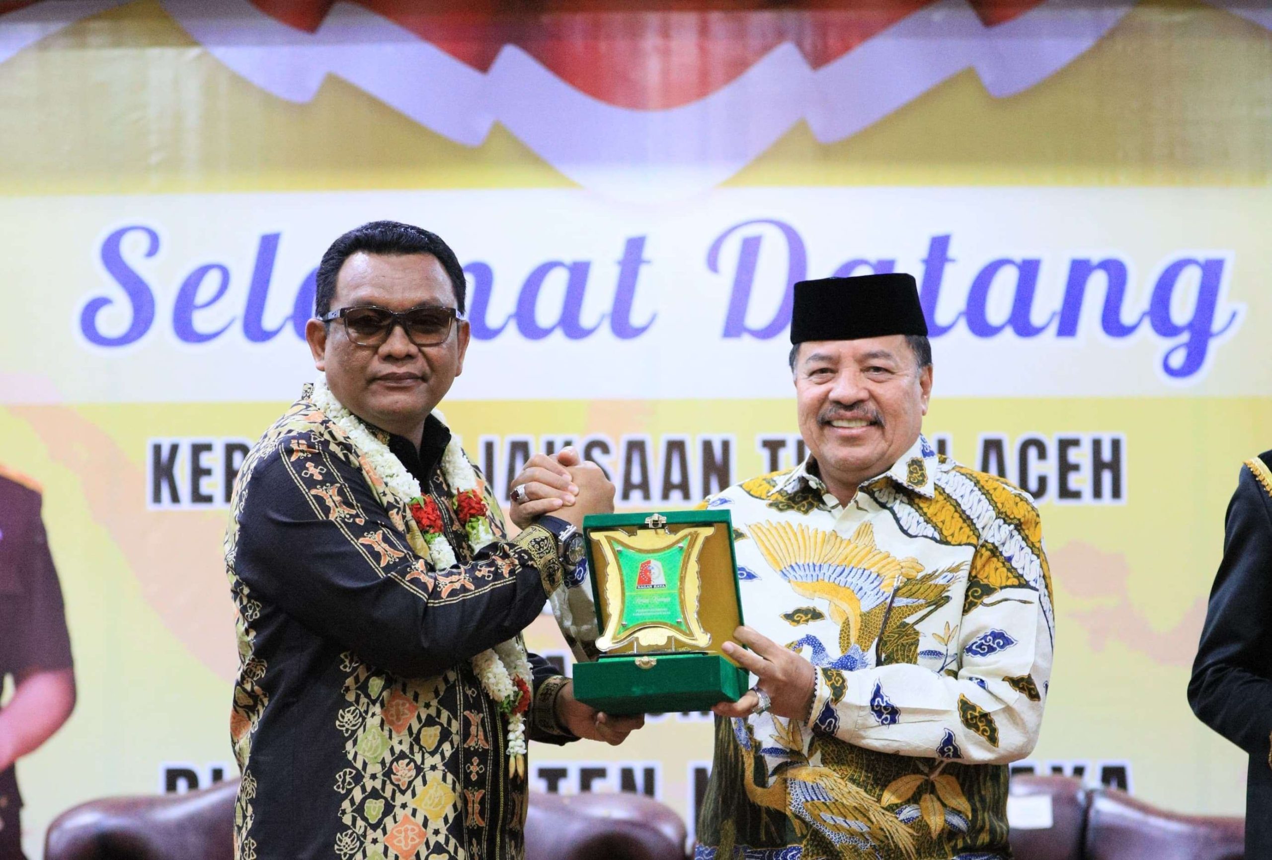 Bupati Nagan Raya, Provinsi Aceh, Dr. TR. Keumangan, S.H., M.H., menerima kunjungan silaturahmi Kepala Kejaksaan Tinggi (Kejati) Aceh, Yudi Triadi, S.H., M.H., di Anjungan Pendopo Bupati, Kompleks Perkantoran Suka Makmue, Selasa (8/7/2025) malam. (Foto: Humas Nagan Raya)