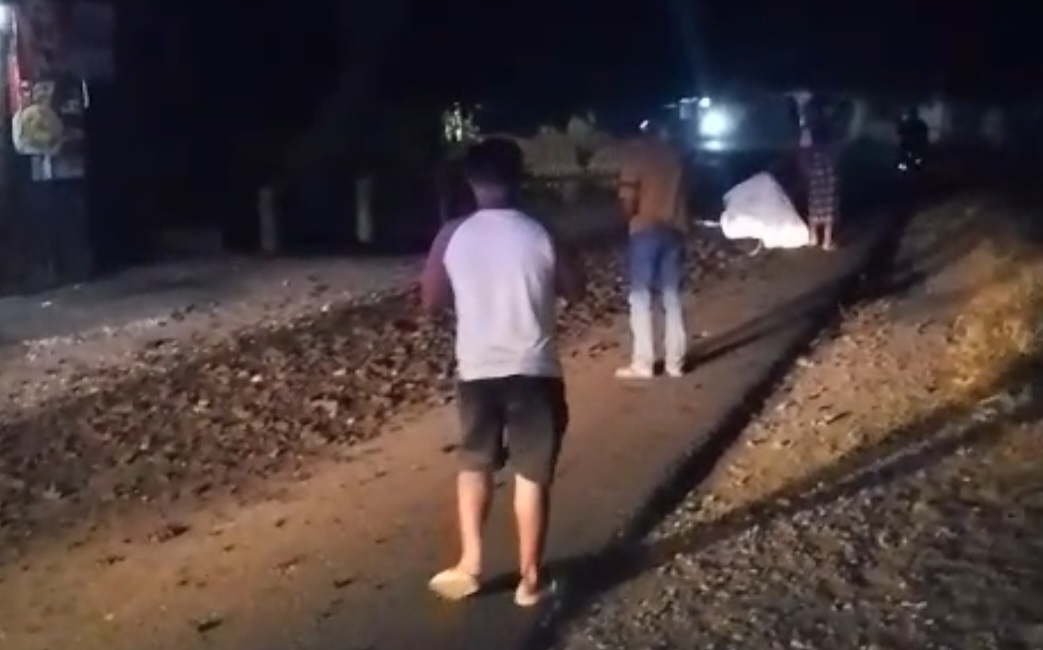 Tumpahan batu bara di jalan yang dibawa oleh truk di Kaway XVI. (Foto: Dok warga)