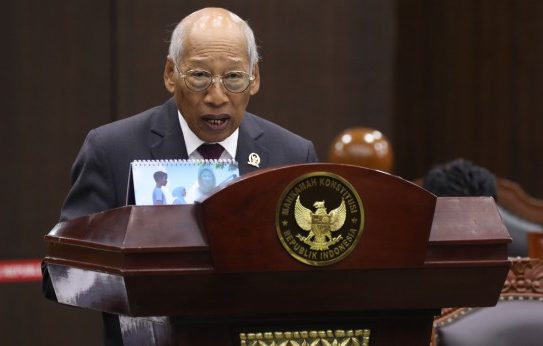 Anggota Komisi III DPR RI, I Wayan Sudiarta menyampaiakn keterangan DPR dalam sidang pengujian Undang-undang Nomor 11 Tahun 2006 tentang Pemerintahan Aceh (UU Pemerintahan Aceh), pada Senin (30/6/2025) di Ruang Sidang MK. (Foto: Humas/Panji)