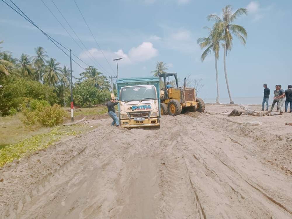 Pemerintah Kabupaten Aceh Utara melalui Dinas Pekerjaan Umum dan Penataan Ruang (PUPR), Rabu (30/07/2025) melaksanakan giat kerja bakti bersih-bersih lumpur pasir laut menutupi badan jalan dan pemasangan Geobag diwilayah terdampak banjir rob di Desa Lhok Puuk, Kecamatan Seunuddon. (Foto: Pemkab Aceh Utara)