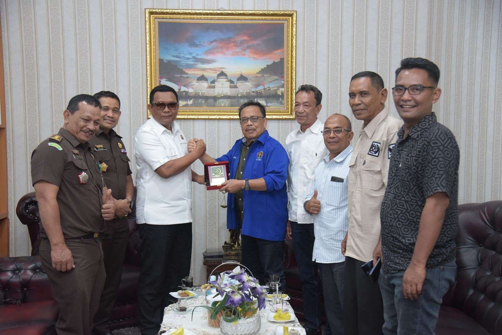 Kajati Aceh, Yudi Triadi,S.H.,M.H menyerahkan cinderamata untuk Ketua PWI Aceh, Nasir Nurdin pada silaturahmi Pengurus PWI Aceh dengan Kajati di ruang kerja Kajati Aceh, Selasa, 29 Juli 2025.(Foto: Penkum Kejati Aceh).