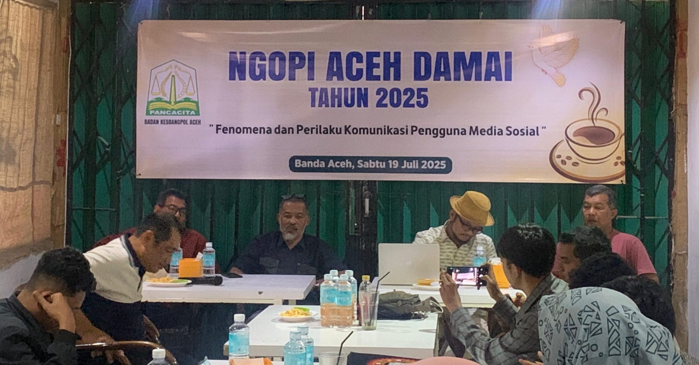 Badan Kesatuan Bangsa dan Politik (Kesbangpol) Aceh menggelar diskusi bertajuk Ngopi Aceh Damai pada Sabtu, 19 Juli 2025. (Foto: Nukilan)