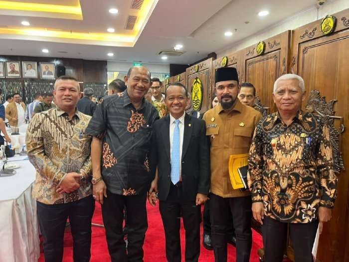 Bupati Aceh Timur Iskandar Usman Al-Farlaky, S.H.I, M.Si menghadiri rapat penting bersama Tim Gabungan Penanganan Sumur Minyak Masyarakat di Kementerian Energi dan Sumber Daya Mineral (ESDM) RI di Gedung ESDM, Jakarta Pusat, Selasa (29/7/2025). (Foto: Humas Aceh Timur).