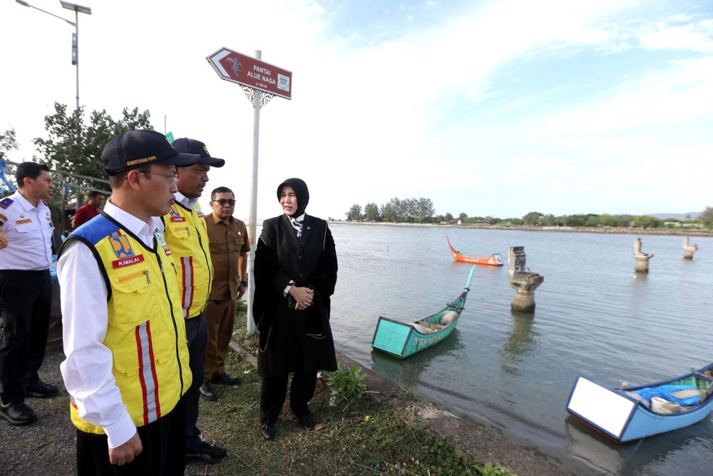 Wali Kota Illiza Tinjau Lokasi Jembatan Alue Naga. (Foto: MC BNA)