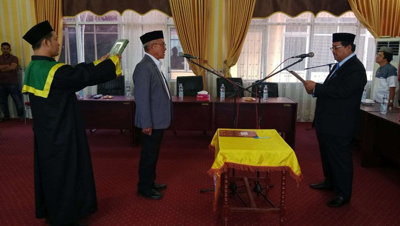 Bupati Aceh Singkil H.Safriadi Oyon SH melantik Drs.Azmi ya M.A.P, sebagai Staf Ahli Bidang Ekonomi Sekdakab Aceh Singkil. Pelantikan dilaksanakan di Kantor Bupati Aceh Singkil, Jumat (11/7/2025). (Foto: Pemkab Aceh Singkil/Prokompim)