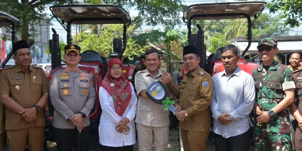 Wakil Gubernur Aceh, Fadhlullah, SE, didampingi Kadistanbun Aceh, Ir. Cut Huzaimah, MP, saat menyerahkan bantuan alat mesin pertanian traktor dari Kementerian Pertanian RI kepada Pemda Pidie Jaya, yang diterima langsung Oleh Bupati Pidie Jaya, H. Sibral Malasyi, MA, S.Sos, ME, yang turut disaksikan Unsur Forkopimda Pidie Jaya, di Kabupaten Pidie Jaya, Senin, (28/7/2025). (Foto: Humas Aceh)