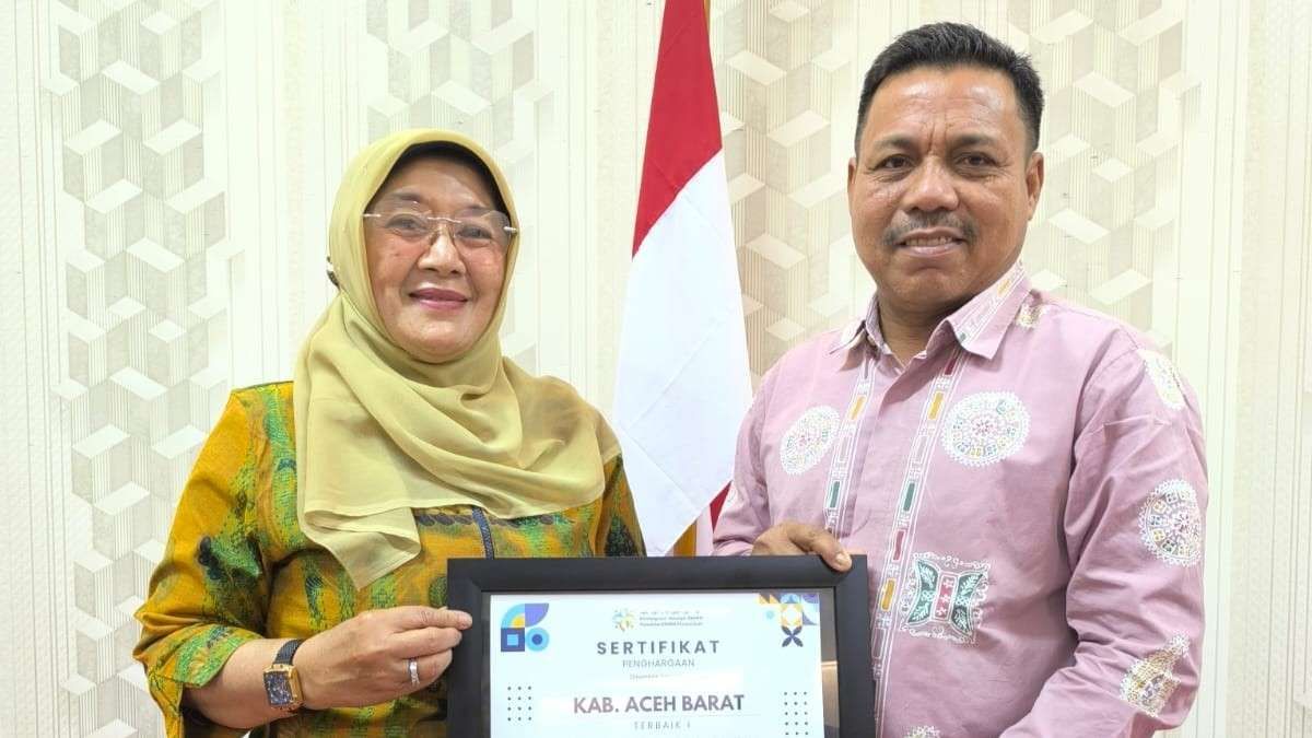 Kepala Perwakilan Kemenduk Bangga/BKKBN Provinsi Aceh, Safrina Salim, SKM, M.Kes. menyerahkan penghargaan pada ajang evaluasi kinerja Program Bangga Kencana Tahun 2024 kepada Kepala Dinas Pemberdayaan Perempuan, Perlindungan Anak, dan Keluarga Berencana (DP3AKB), Aceh Barat, Abdullah, SS, di Hotel Seventeen, Setui, Banda Aceh, Minggu (13/7/2025). (Foto Diskominsa Aceh Barat)
