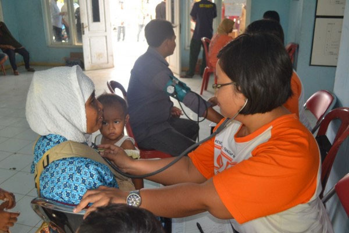 Ilustrasi: dokter memeriksa warga yang terserang ISPA. (Foto: Antara)