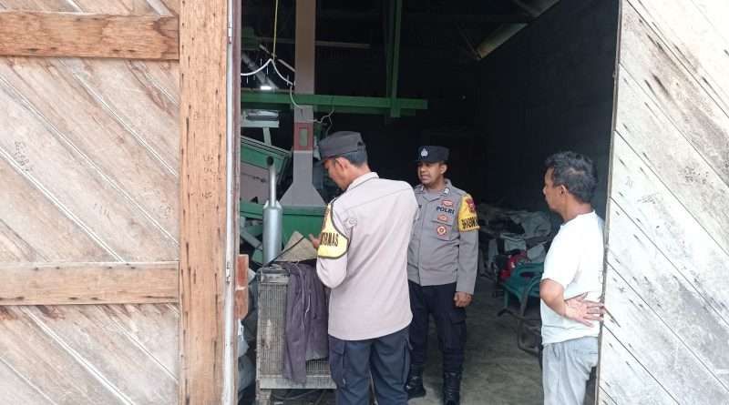 Bhabinkamtibmas Polsek Krueng Sabee, Polres Aceh Jaya melaksanakan patroli dan peninjauan langsung terhadap stok serta harga beras, di sejumlah titik dalam wilayah hukum Polsek setempat pada Kamis (24/7/2025). (Foto: Polres Aceh Jaya)