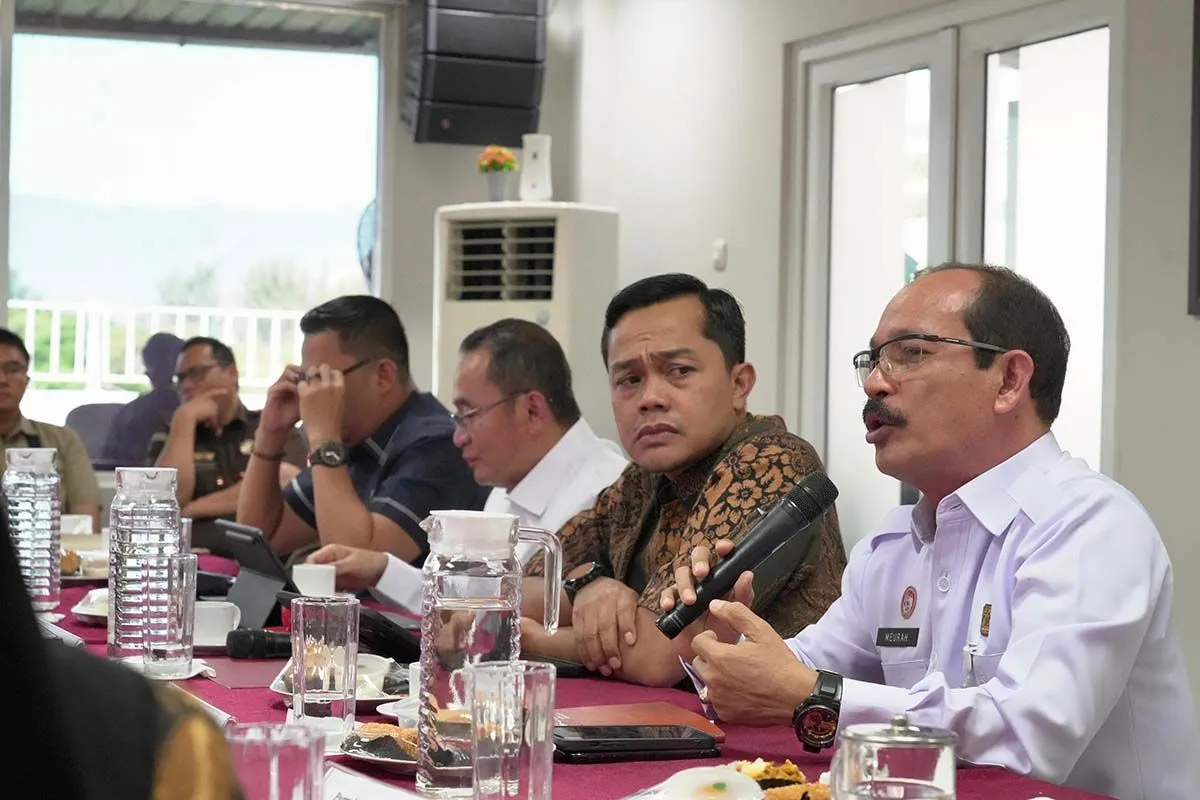 Kakanwil Kemenkum Aceh Meurah Budiman (kanan) pada forum Satgas Pasti di Banda Aceh, Rabu (9/7/2025).  (Foto: ANTARA/HO-Humas Kemenkum Aceh)