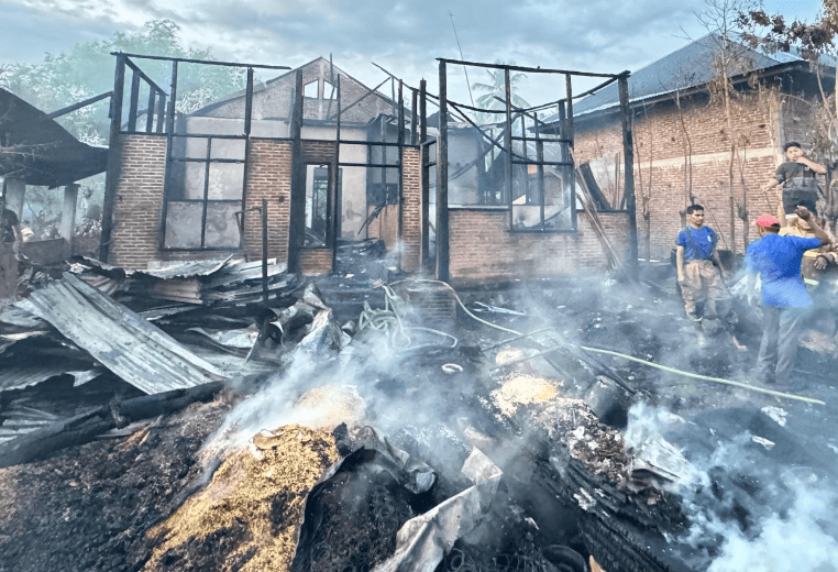 Kebakaran melanda kawasan permukiman di Desa Baet Meusago, Kecamatan Suka Makmur, Kabupaten Aceh Besar, pada Sabtu dini hari (19/7/2025). Foto: Dok  BPBD Aceh Besar)