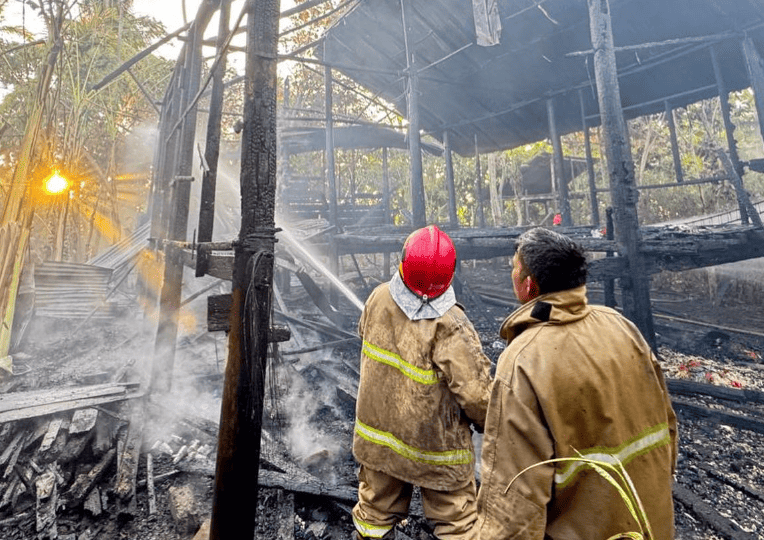 Kebakaran rumah kosong milik warga di Desa Luthu Dayah Krueng, Kecamatan Suka Makmur, Kabupaten Aceh Besar, pada Minggu (27/7/2025) sore. (Foto: Dok BPBD Aceh Besar)