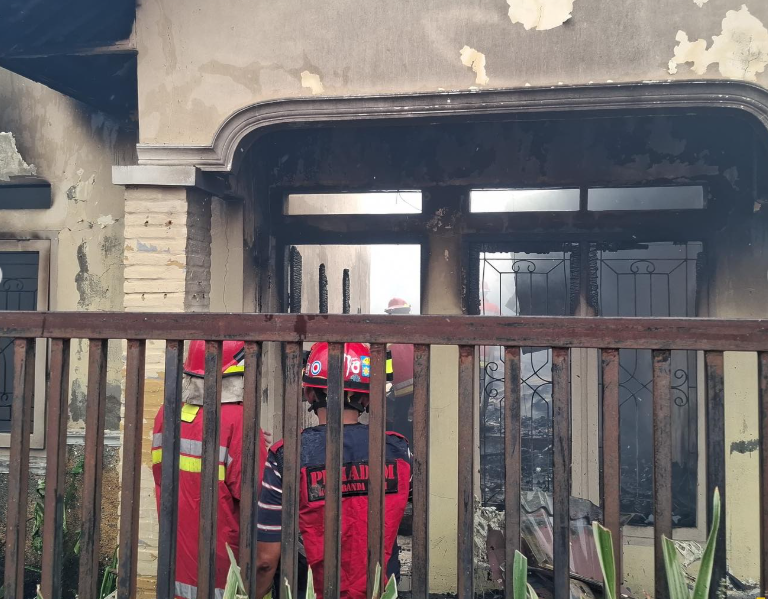 Kebakaran rumah yang terjadi di Desa Lambheu, Kecamatan Darul Imarah, Aceh Besar, Jumat (11/7/2025). (Foto: Dok BPBD Aceh Besar)