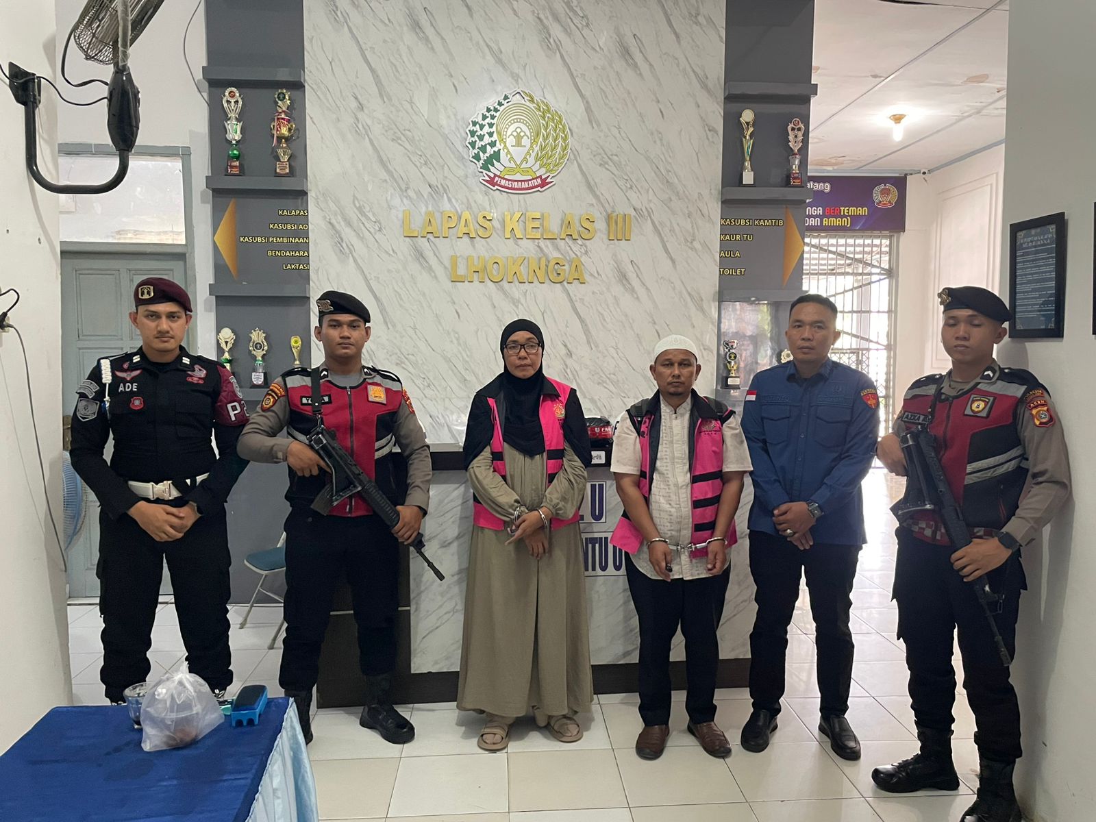 Dua tersangka dan barang bukti kasus dugaan korupsi di Balai Guru Penggerak (BGP) Provinsi Aceh. (Foto: Dok Kejati Aceh)