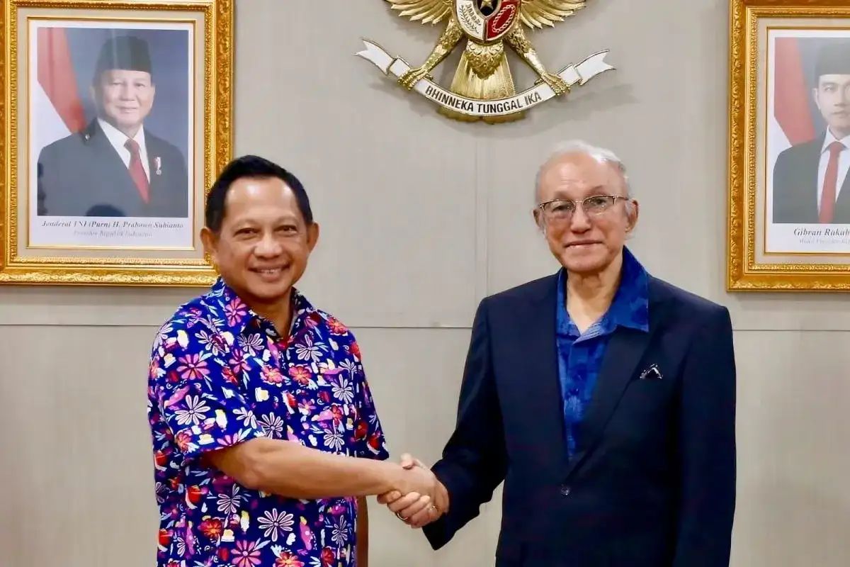 Menteri Dalam Negeri Muhammad Tito Karnavian (kiri) menerima kunjungan silaturahmi Wali Nanggroe Aceh Teungku Malik Mahmud Al Haythar (kanan) di Kediaman Dinas Mendagri, Jakarta. (Foto: Kementerian Dalam Negeri)