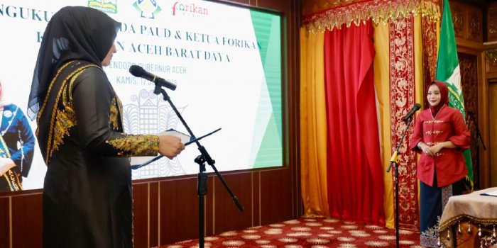 Marlina Kukuhkan Ratna Sari Dewi sebagai Bunda PAUD dan Ketua Forikan Abdya. (Foto: Humas Aceh)