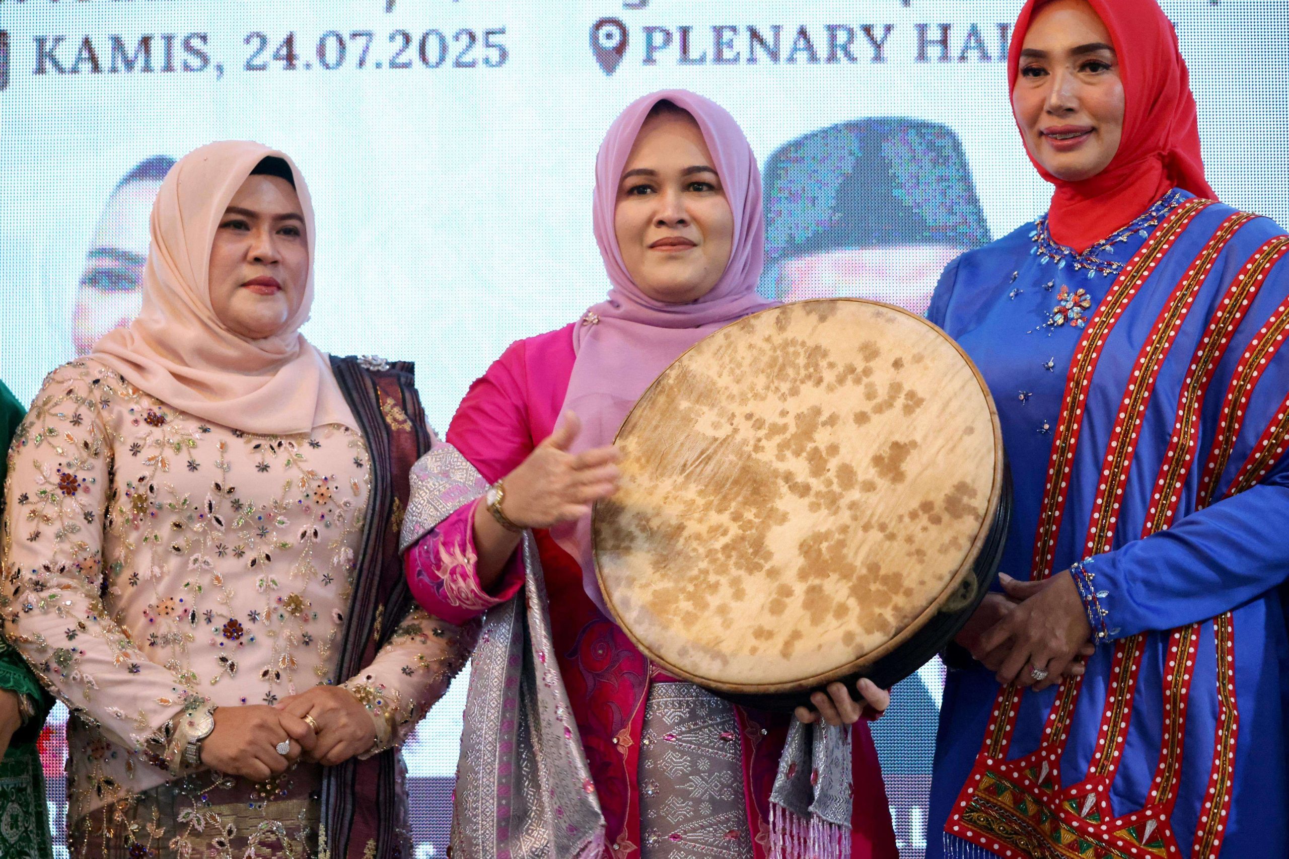 Istri Wakil Gubernur Aceh, Ny. Mukarramah Fadhlullah, membuka peringatan Hari Kebaya Nasional II Tahun 2025, di Plenary Hall Universitas Ubudiyah, Banda Aceh, Kamis, (24/7/2025). (Foto: Humas Pemerintah Aceh)