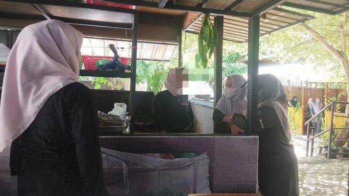 Petugas Satpol PP dan WH Aceh saat razia atau sweeping terhadap belasan pedagang bandel seperti warung dan kios-kios yang buka ketika memasuki waktu shalat Jumat di sekitaran Kota Banda Aceh, Jumat (4/7/2025). (Foto: Satpol PP-WH Aceh))