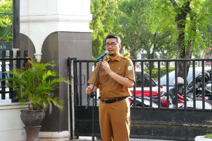 Kepala Dinas Pendidikan Aceh, Marthunis, S.T., D.E.A., memimpin apel rutin di halaman kantor Dinas Pendidikan Aceh, Senin pagi, (7/7/2025). (Foto: Disdik).