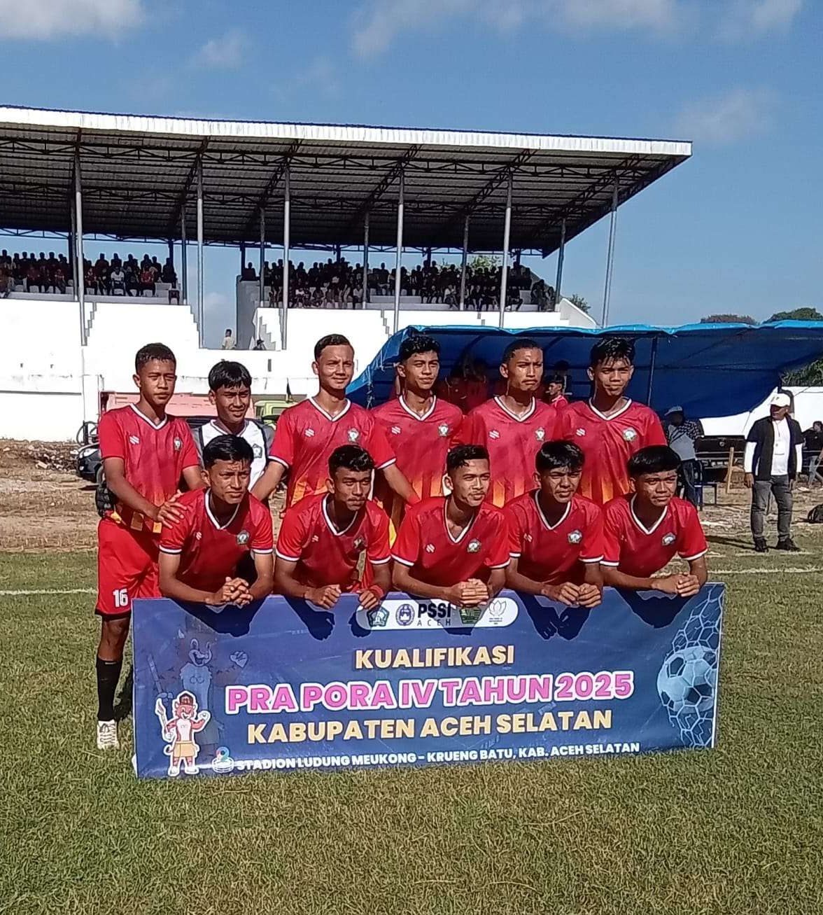 Tim Pra PORA Askab PSSI Aceh Selatan foto bersama sebelum pertandingan (Foto: Humas PSSI Aceh).