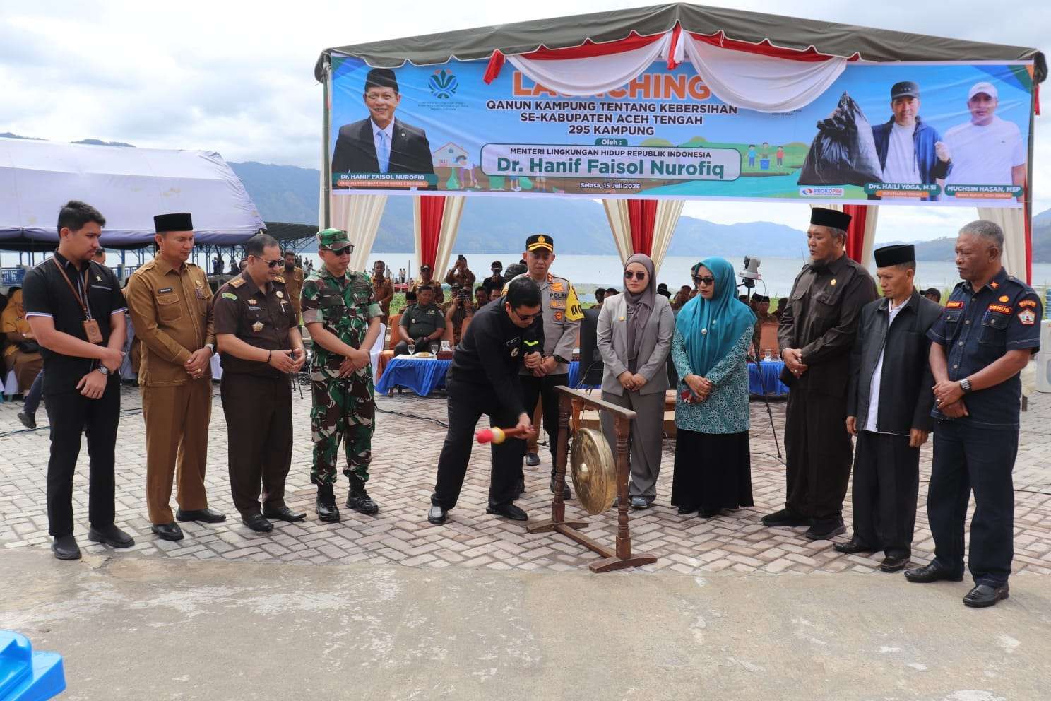 Pemerintah Kabupaten Aceh Tengah secara resmi meluncurkan Qanun Kampung tentang Pengelolaan Sampah dan Kebersihan yang berlangsung di halaman Kantor Dinas Pemuda dan Olahraga Kabupaten Aceh Tengah. (Foto: Prokopim Aceh Tengah)