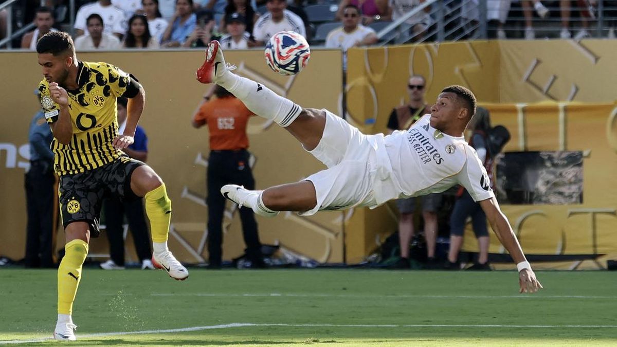 Pemain Real Madrid, Kylian Mbappe melakukan salto. (Foto: Reuters/Vincent Carchietta)