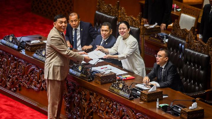 Pengesahan Rancangan Undang-Undang tentang Perubahan atas Undang-Undang Nomor 34 Tahun 2004 tentang Tentara Nasional Indonesia atau RUU TNI untuk disahkan menjadi undang-undang pada Rapat Paripurna ke-15 DPR Masa Persidangan II Tahun Sidang 2024-2025 di Kompleks Parlemen, Senayan, Jakarta (20/3/2025). (Foto: Antara/Rivan Awal Lingga)