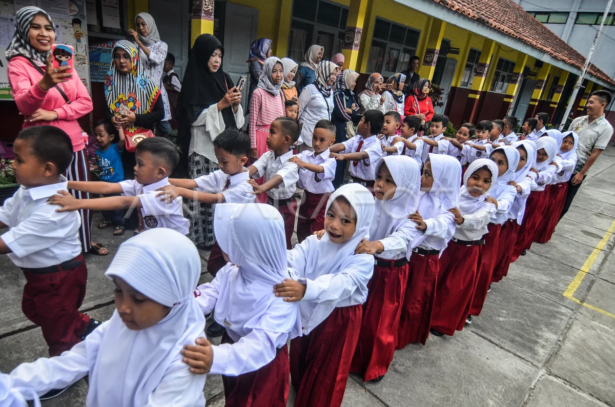Ilustrasi hari pertama sekolah. (Foto: Antara/Adeng Bustomi)