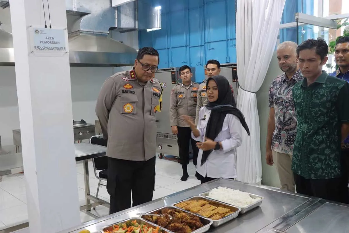 Kapolda Aceh Irjen Pol Achmad Kartiko mendengarkan penjelasan terkait makanan bergizi di SPPG Polda Aceh di Banda Aceh, Kamis (17/7/2025). (Foto: ANTARA)