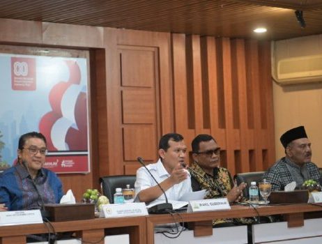 Wakil Gubernur Aceh, Fadhlullah, SE, didampingi Plt. Sekda Aceh, M. Nasir, S.IP, MPA, memberikan apresiasi saat menerima Kunjungan Reses Komisi II DPR-RI di Gedung Serbaguna Setda Aceh, Banda Aceh, Jum'at (25/7/2025). (Foto: MC Aceh)