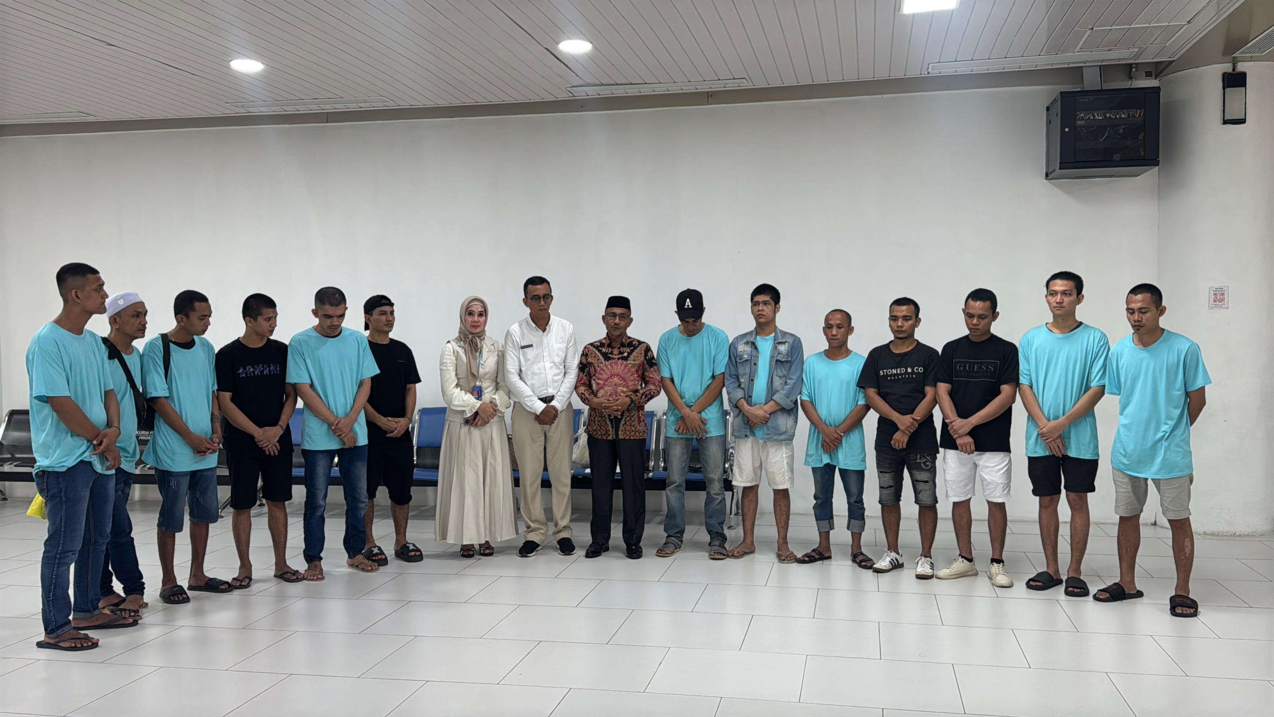 Sebanyak 12 TKI asal Aceh difasilitasi pemulangannya oleh Haji Uma dari Batam menuju Bandara Kuala Namu, Sumatera Utara, dan selanjutnya ke kampung halaman masing-masing di berbagai daerah di Provinsi Aceh. (Foto: RRI)