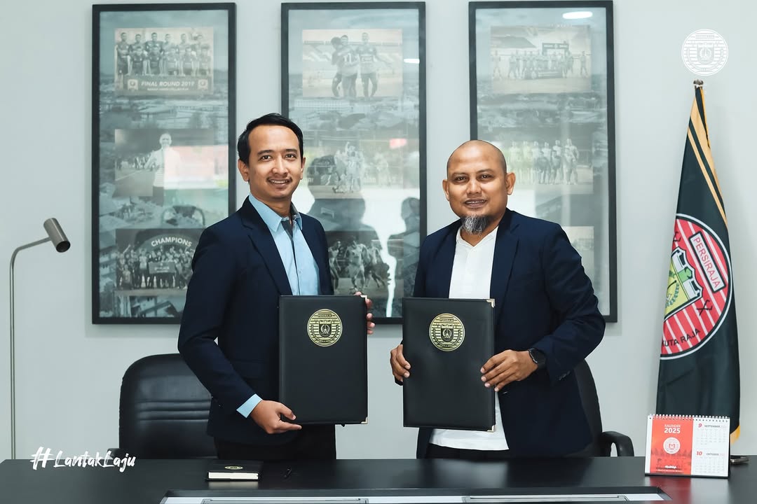 Akhyar Ilyas saat menandatangani kontrak baru dengan Manajer Persiraja, Ridha Mafdhul. (Foto: Persiraja)
