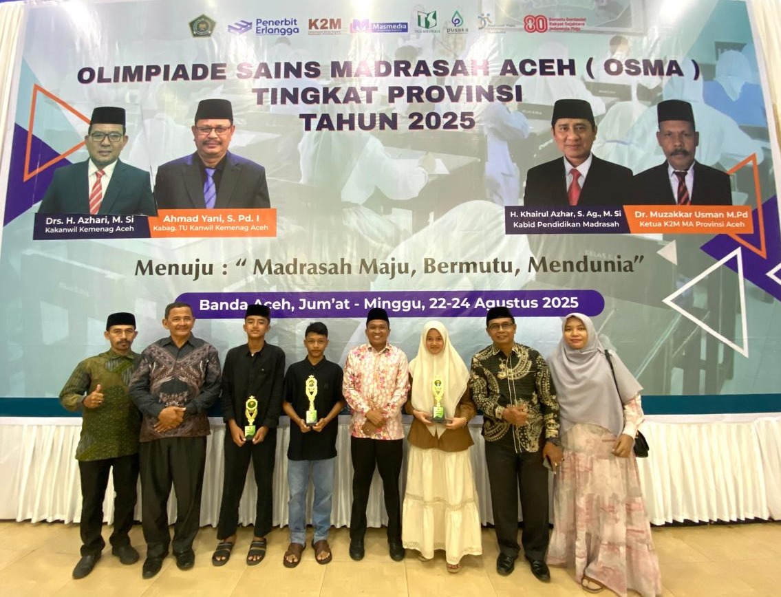 Tiga siswa madrasah asal Kabupaten Aceh Selatan berhasil menorehkan prestasi pada ajang Olimpiade Sains Madrasah (OSMA) Tingkat Provinsi Aceh Tahun 2025. (Foto: Ist)