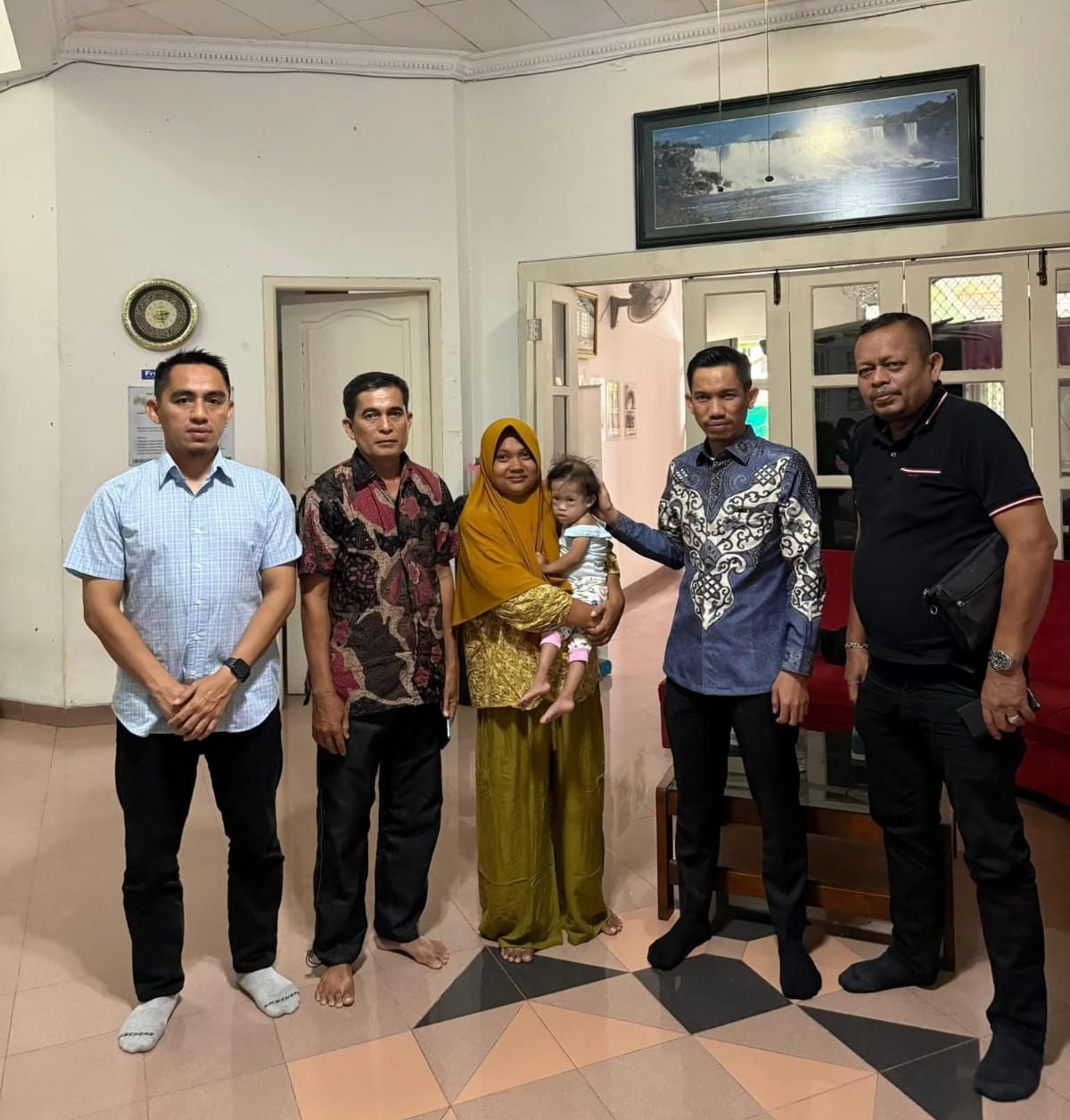 Bupati Aceh Barat, Tarmizi. Menjenguk Warga yang Dirawat di Jakarta. (Foto: Facebook Tarmizi Atjeh)