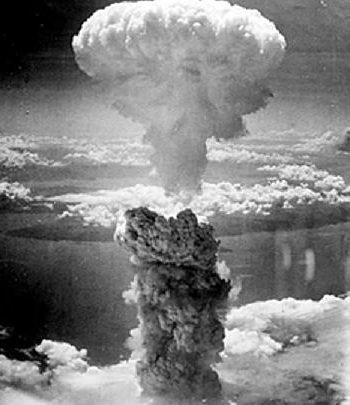 Awan jamur bom atom di atas Kota Nagasaki. (Foto: Dok. Wikipedia)
